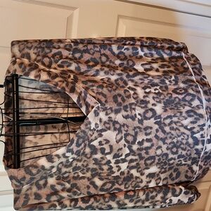 Saints & Hearts, Leopard Print V-Neck Long Sleeve Pullover, Size 2X, NWT